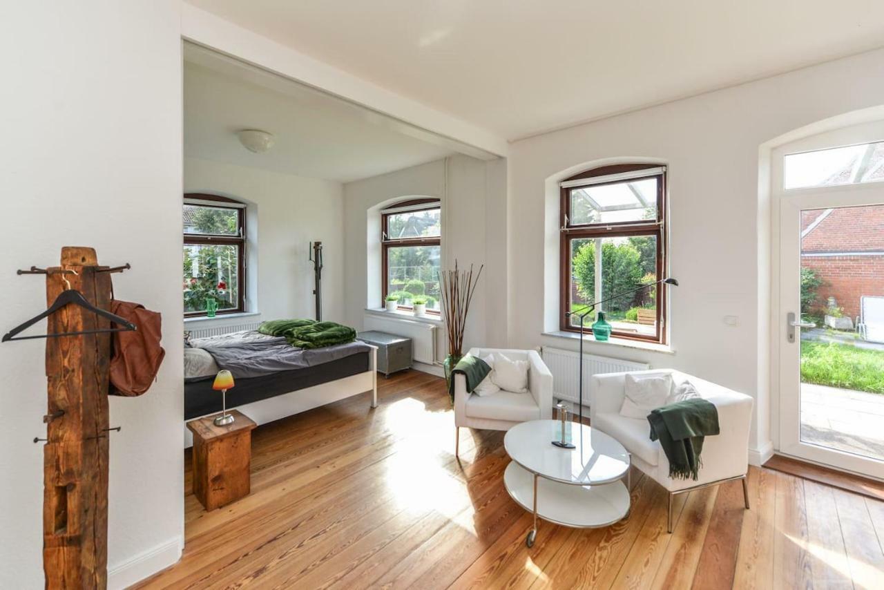 Kanalvilla - Urlaub Am Nord-Ostseekanal - Zwei Ferienwohnungen Im Angebot- Eine Im Dachgeschoss Und Eine Wohnung Mit Garten Sehestedt  Esterno foto